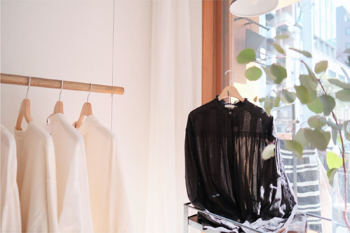 ブランド買取retoreの店内窓側の商品イメージ